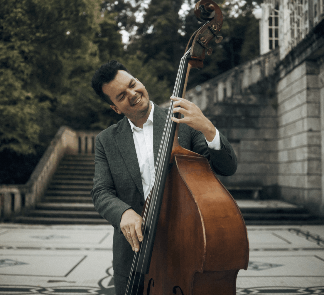 Brian Thiel. Kontrabass